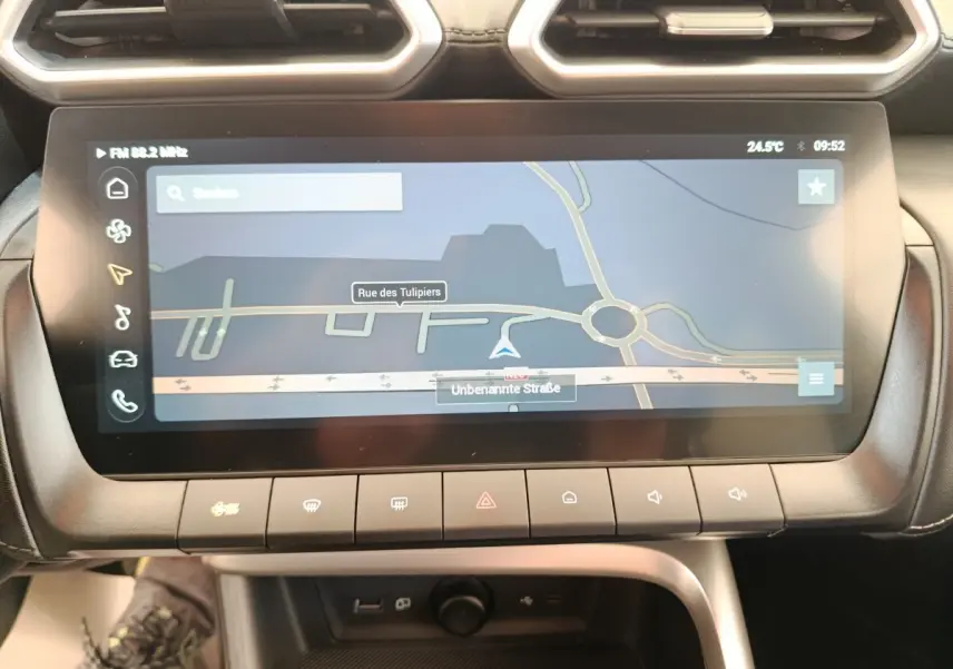 Écran tactile central 25,7 cm du MG ZS blanc 2026 affichant la navigation avec boutons de commande en dessous.