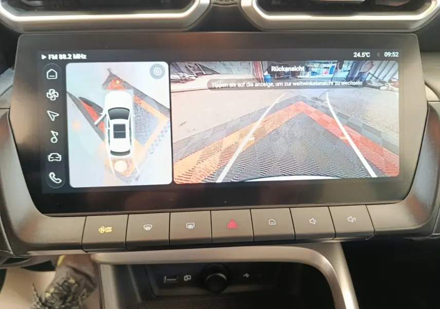 Écran tactile central du MG ZS blanc 2026 montrant la caméra 360° et l’aide au stationnement arrière.