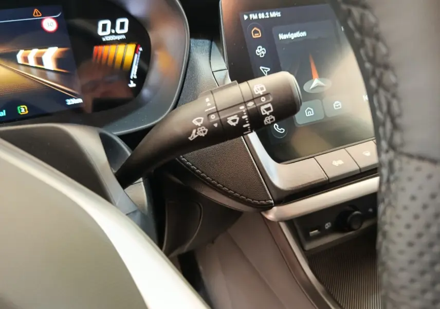 Gros plan sur le combiné d'instruments et l'écran tactile central du MG ZS 1.5L Hybrid+ Luxury, affichage navigation.