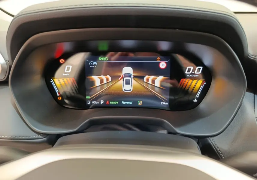 Affichage numérique du combiné d'instruments du MG ZS Hybrid+ Luxury 2026, montrant l'aide au stationnement et la vitesse à 0 km/h.