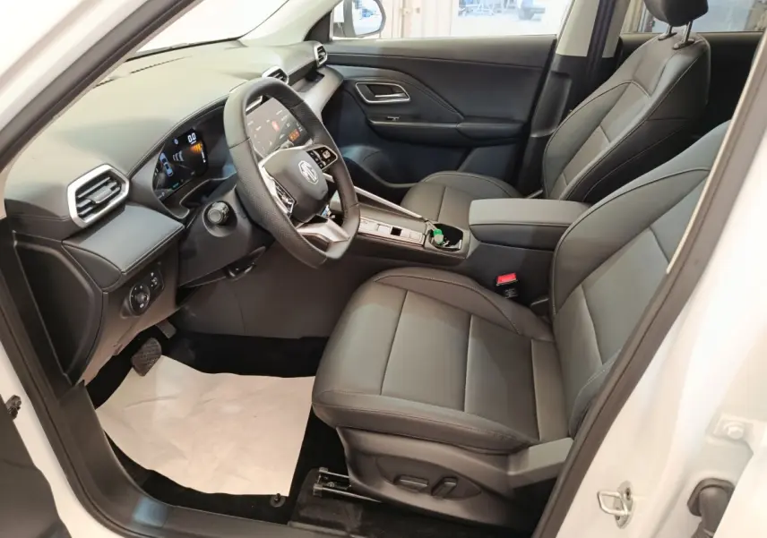 Intérieur noir du MG ZS 1.5L Hybrid+ Luxury 2026 vu côté conducteur, avec tableau de bord et sièges en cuir.