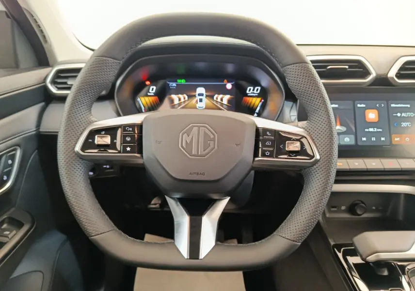 Vue intérieure centrée sur le volant cuir perforé MG ZS 2026 avec tableau de bord numérique et écran tactile.
