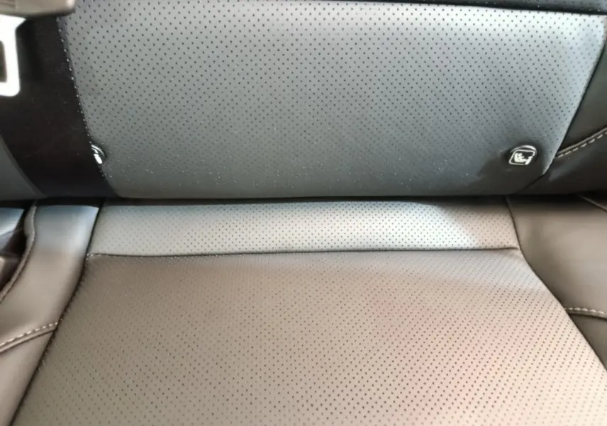 Gros plan sur la banquette arrière en cuir perforé gris foncé du MG ZS 1.5L Hybrid+ Luxury 2026.