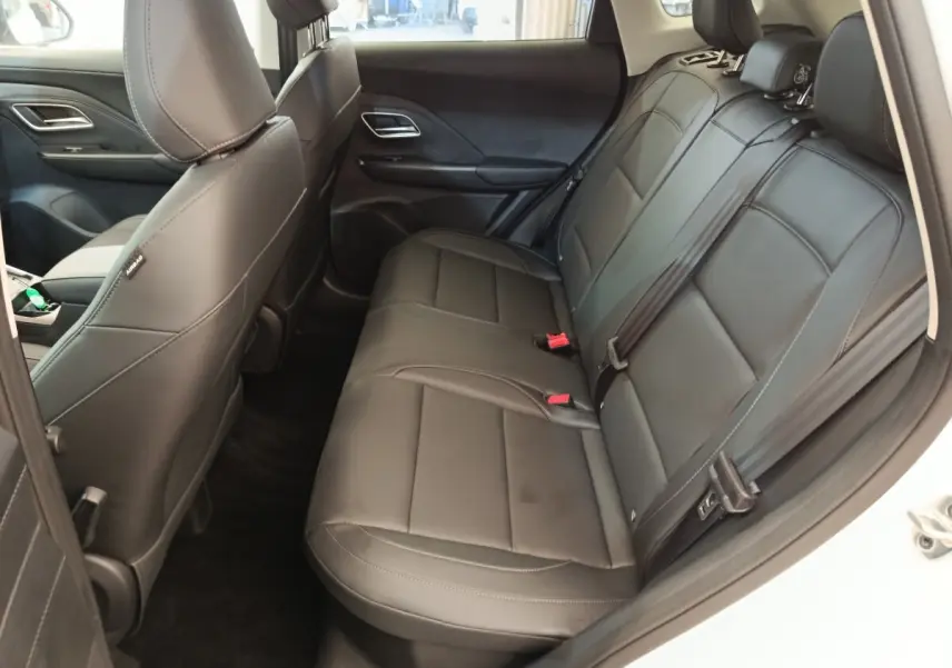 Vue intérieure côté droit montrant la banquette arrière en cuir noir du MG ZS blanc 2026.