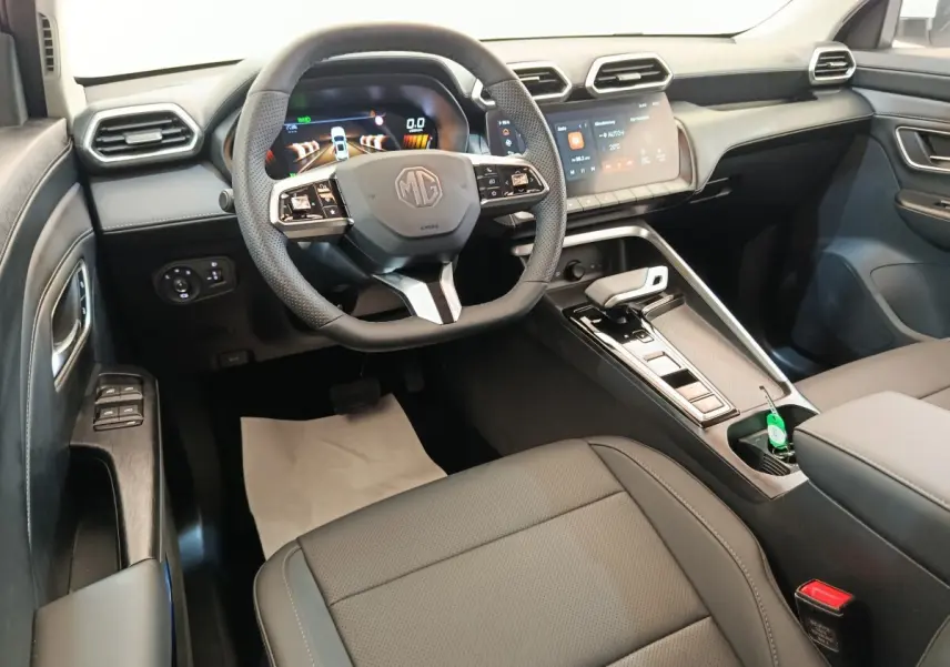 Vue intérieure côté conducteur du MG ZS 1.5L Hybrid+ Luxury 2026, tableau de bord et volant multifonctions noirs.