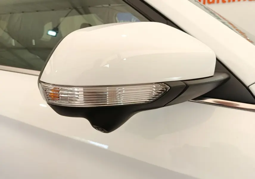 Rétroviseur droit blanc de MG ZS 1.5L Hybrid+ Luxury 2026 avec clignotant intégré et caméra sous le miroir.