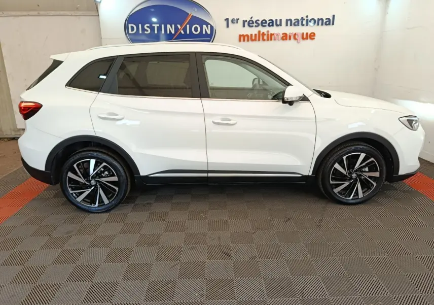 Vue de profil côté droit du MG ZS blanc 2026 avec jantes alliage noires et toit légèrement surélevé.