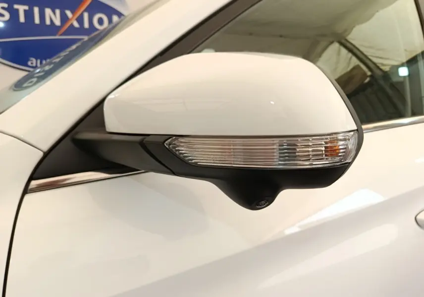 Rétroviseur droit blanc du MG ZS 1.5L Hybrid+ Luxury 2026 avec clignotant intégré et caméra de surveillance.