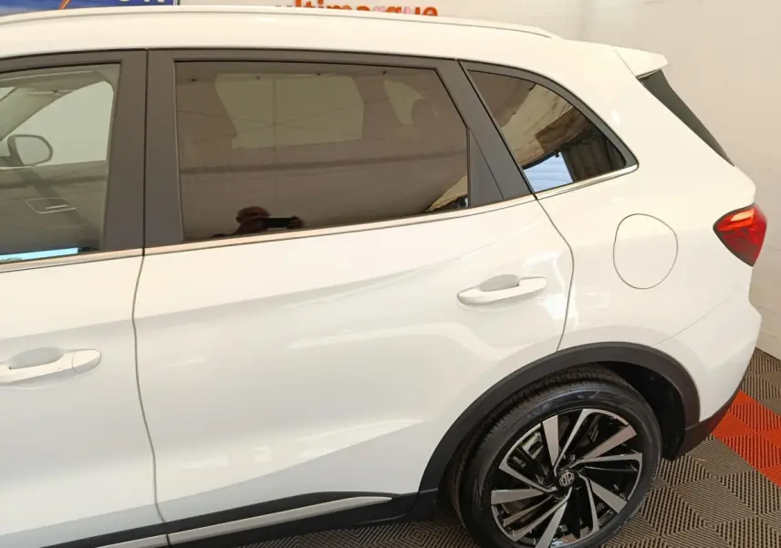 Vue latérale droite du MG ZS blanc 2026, mettant en valeur la roue alliage noire et les lignes épurées du SUV.