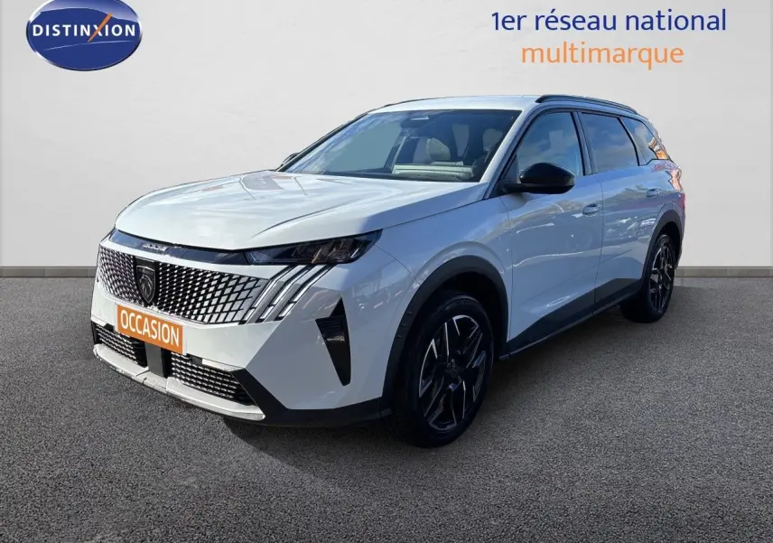 Peugeot 5008 blanc Okenite en 3/4 avant droit, SUV hybride avec calandre distinctive et jantes noires.