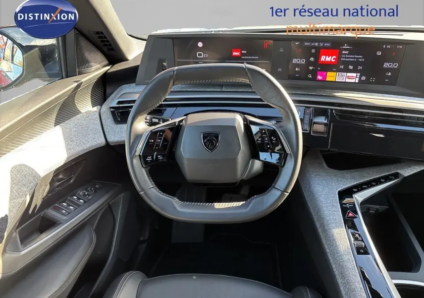Vue intérieure du poste de conduite du Peugeot 5008 2025, volant cuir noir et tableau de bord numérique moderne.