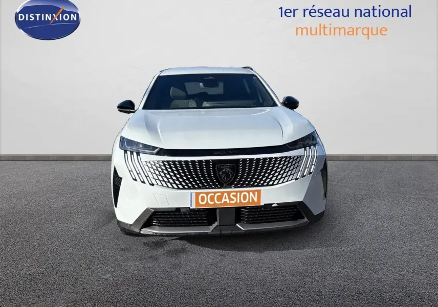 Vue frontale d'un Peugeot 5008 blanc Okenite avec calandre distinctive et plaque "OCCASION" visible.