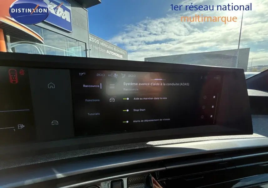 Écran tactile central du tableau de bord du Peugeot 5008 blanc, affichant les aides à la conduite avancées.