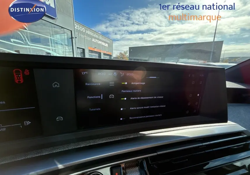 Intérieur du Peugeot 5008 2025 montrant l'écran tactile central avec réglages de conduite et climatisation.
