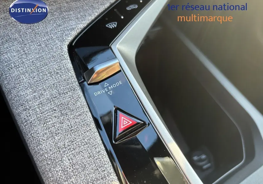 Gros plan sur la console centrale du Peugeot 5008 blanc Okenite, mettant en valeur le bouton de mode de conduite et le triangle de détresse.