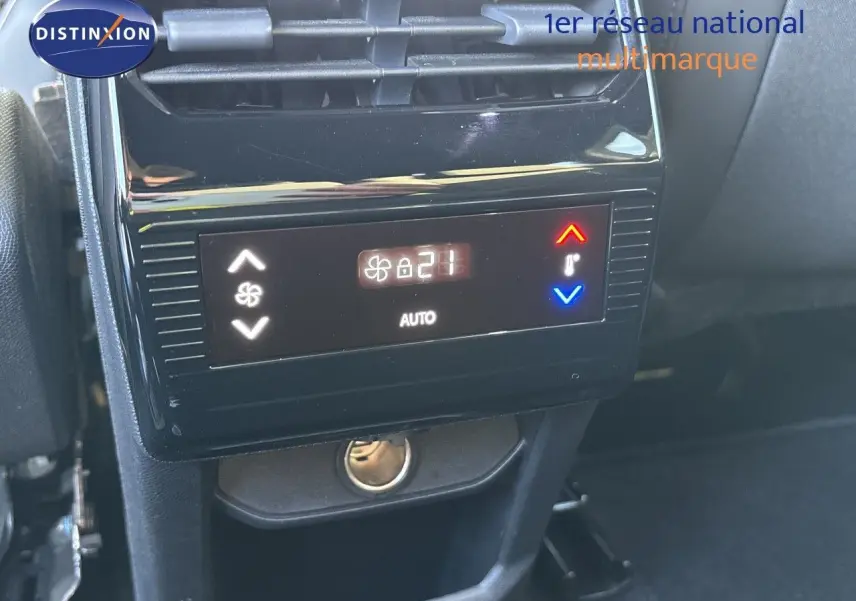 Détail de la commande de climatisation digitale du Peugeot 5008 blanc Okenite, affichant 21°C en mode automatique.