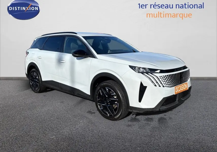 Peugeot 5008 hybride blanc Okenite en 3/4 avant droit, avec jantes noires et calandre distinctive en losanges.