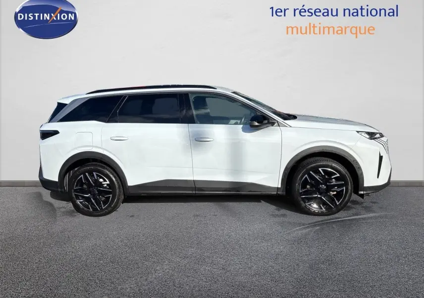 Profil droit d'un Peugeot 5008 blanc Okenite 2025, version hybride, avec jantes noires et toit panoramique.