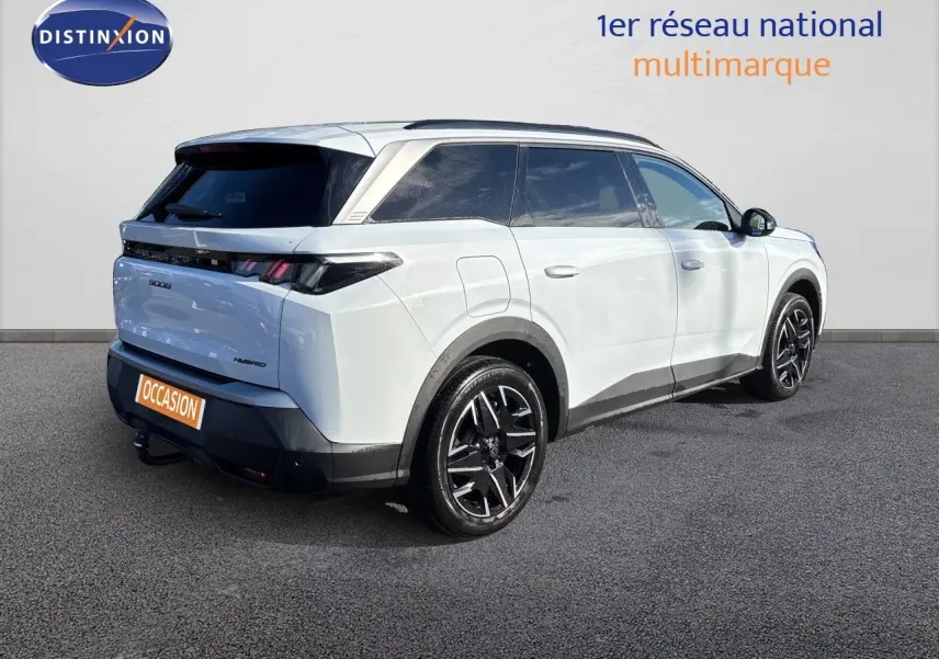 Peugeot 5008 hybride blanc Okenite en 3/4 arrière droit, jantes noires et toit contrasté visibles.