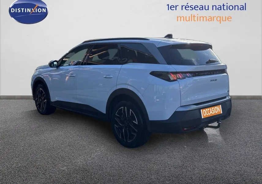 Peugeot 5008 blanc Okenite en 3/4 arrière droit, avec toit noir et jantes noires contrastantes.