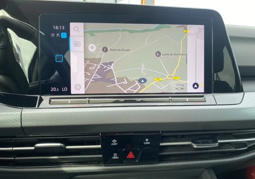 Écran tactile central avec navigation GPS dans l'habitacle noir de la Volkswagen Golf VIII 2022.