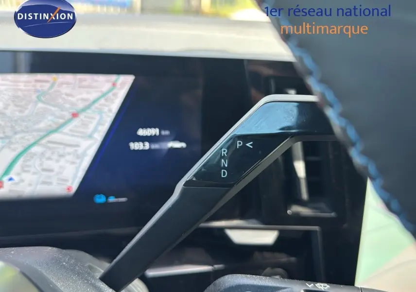 Le levier de boîte automatique noir avec affichage des modes P, R, N, D dans l'habitacle d'une Renault Rafale 2024.