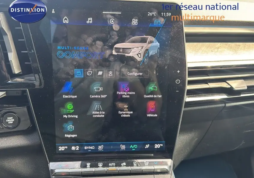 Écran tactile central affichant les options de conduite et caméra 360 dans l'habitacle d'une Renault Rafale 2024 blanc satin.