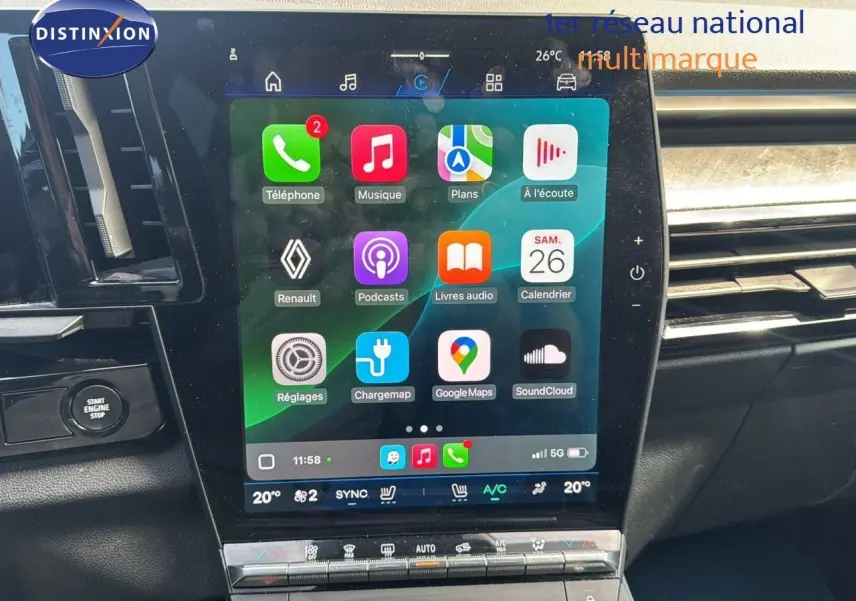 Écran tactile central du tableau de bord de la Renault Rafale 2024 avec interface connectée et commandes climatisation visibles.