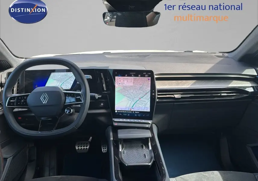 Intérieur de la Renault Rafale 2024, vue frontale sur le tableau de bord noir avec écran tactile central et volant multifonction.