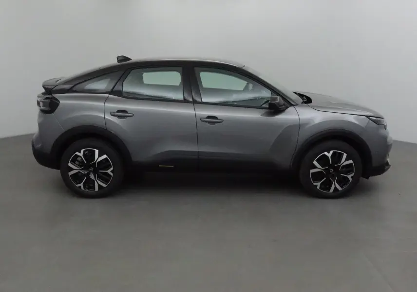 Profil côté gauche d'une Citroën C4 1.2 Hybrid 136 Business Edition gris mercury et noir, jantes 18 pouces.