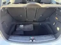 Coffre ouvert d'une MINI Countryman Cooper 122 Pack Chili blanche de 2012, vue arrière montrant l'espace de chargement.