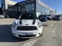 Vue avant d'une MINI Countryman Cooper 122 Pack Chili blanche de 2012, avec capot noir et boîte manuelle, en extérieur.