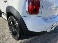 Vue arrière côté droit d'une MINI Countryman Cooper 122 Pack Chili blanche de 2012 avec jante noire et feu arrière rouge.