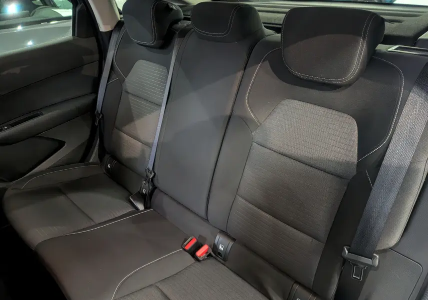 Vue intérieure sur la banquette arrière en tissu noir du Renault Arkana TCe 140 CH EDC BUSINESS 2022.