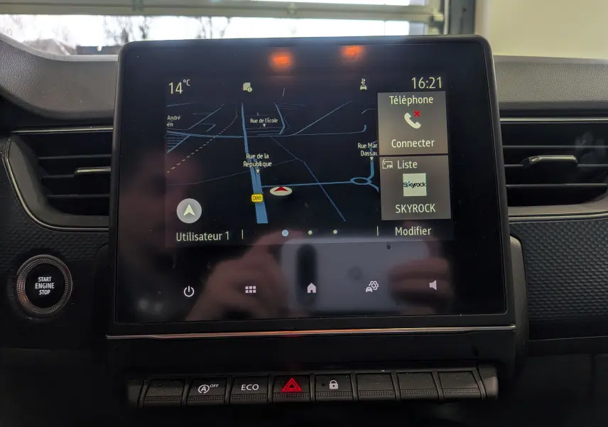 Écran tactile central du tableau de bord du Renault Arkana TCe 140 Business 2022, affichant la navigation et les options téléphone.