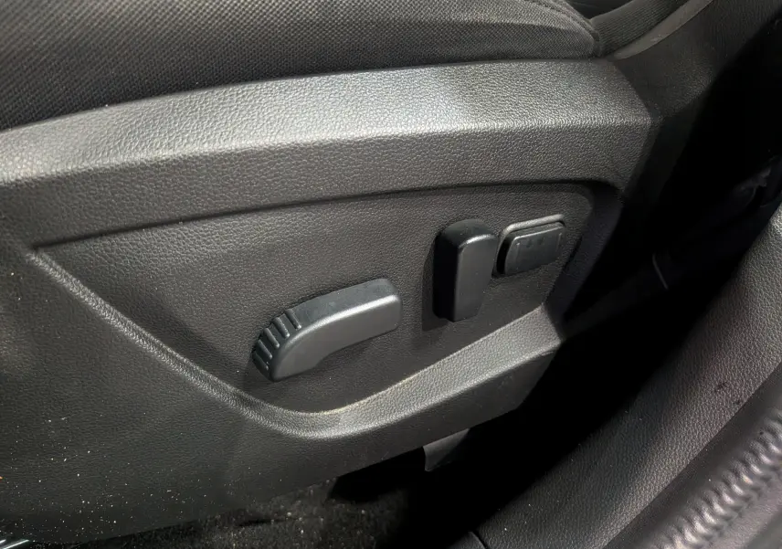 Gros plan sur les commandes de réglage électrique du siège conducteur du Renault Arkana gris métal 2022.