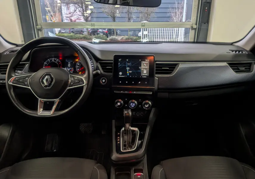 Vue intérieure frontale du tableau de bord du Renault Arkana gris métal 2022, avec écran tactile et volant multifonction.