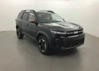 SUV Dacia Bigster noir nacré vu en 3/4 avant droit, avec jantes bicolores et rétroviseurs couleur cuivre.