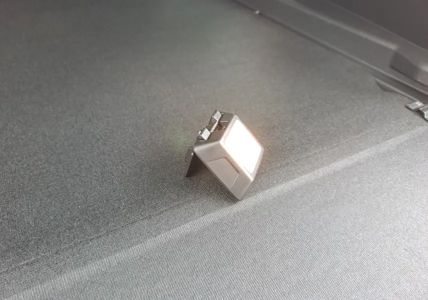 Détail de la lumière intérieure allumée sur le coffre du Dacia Bigster noir nacré, vue rapprochée.