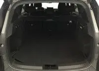 Gros plan sur la console centrale noire du Dacia Bigster 2025, mettant en valeur le levier de vitesses manuel et les ports USB.