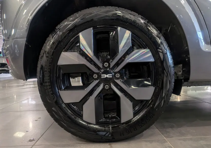 Gros plan sur la roue avant droite gris schiste d'une Dacia Sandero TCe 90 CH Journey 2025 avec jante noire et grise.