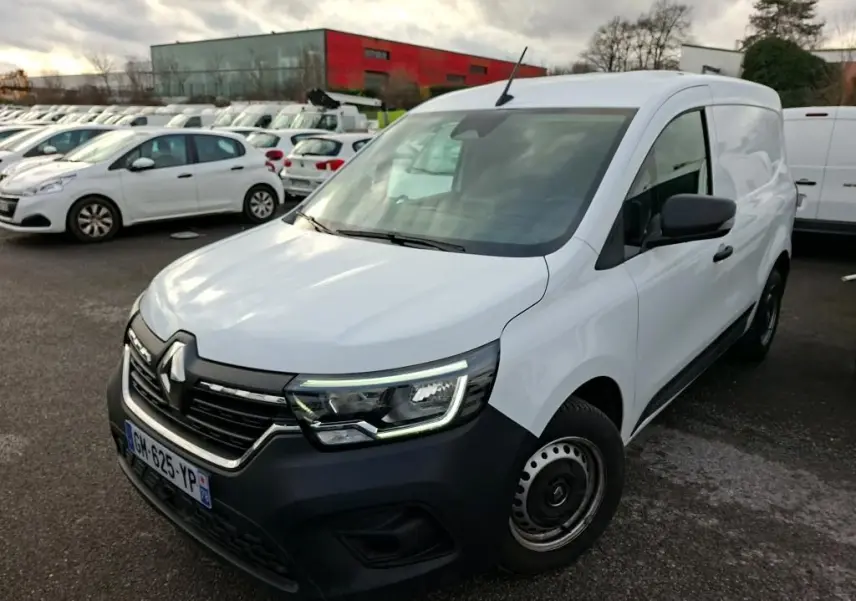 Renault Kangoo blanc vue 3/4 avant droit, fourgonnette utilitaire avec calandre noire et jantes acier.