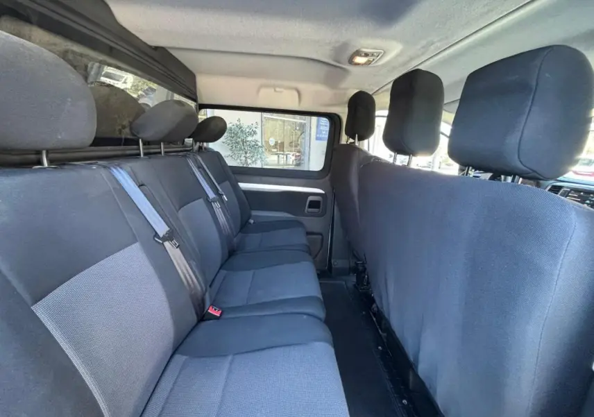 Vue intérieure du Peugeot Expert Fourgon blanc 2018, montrant la banquette arrière en tissu gris côté droit.