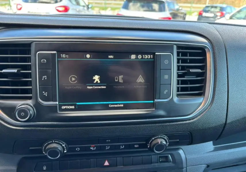 Vue rapprochée de l’écran tactile central du Peugeot Expert Fourgon blanc 2018, affichant les options de connectivité.