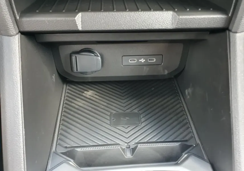 Gros plan sur la console centrale du Dacia Duster 2026 montrant deux prises USB type C et un espace de rangement noir.