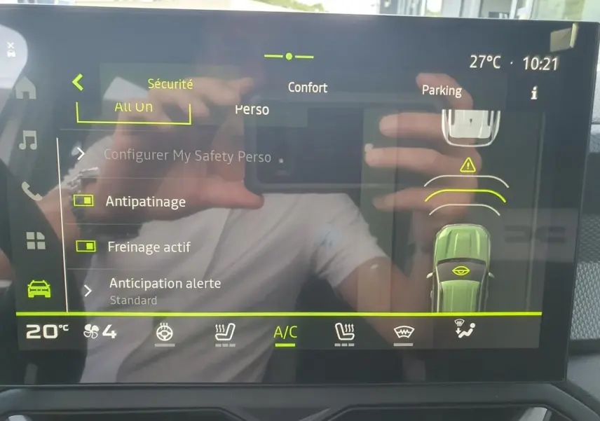 Écran tactile du tableau de bord du Dacia Duster 2026 affichant les aides à la conduite en mode sécurité.