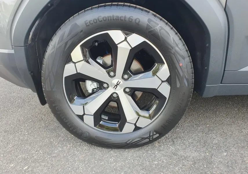 Gros plan sur la jante alliage diamantée 18” Tagasan du Dacia Duster gris schiste, côté droit arrière.
