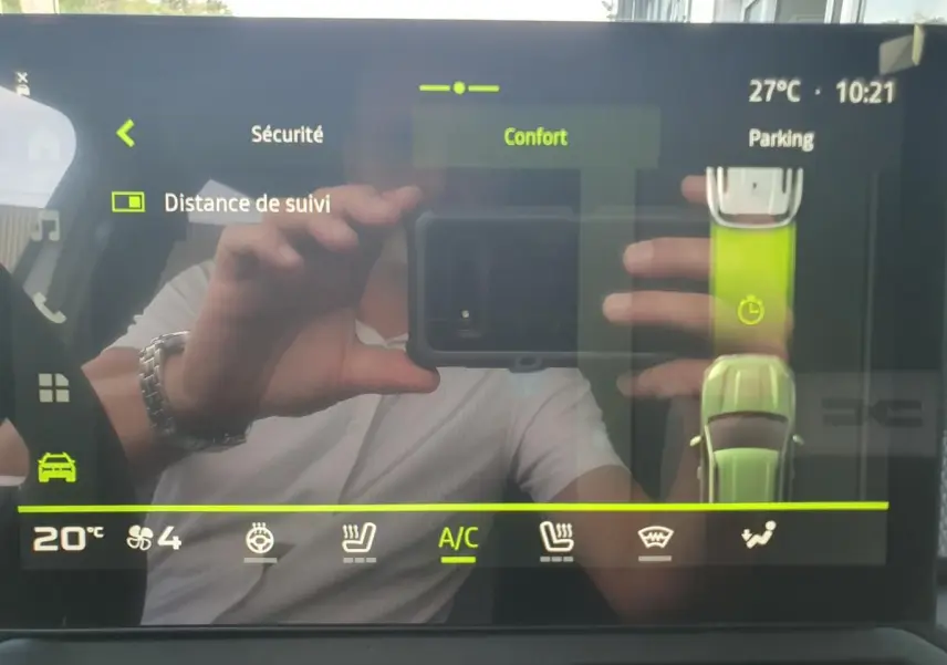 Écran tactile intérieur du Dacia Duster 2026 affichant les réglages de confort et sécurité.