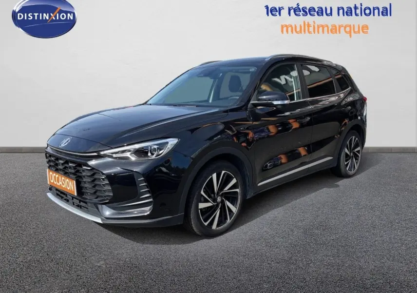 MG Motor ZS 1.5L Hybrid+ 197ch Luxury en Pebble Black Metal, vue 3/4 avant mettant en valeur ses jantes biton et calandre distinctive.