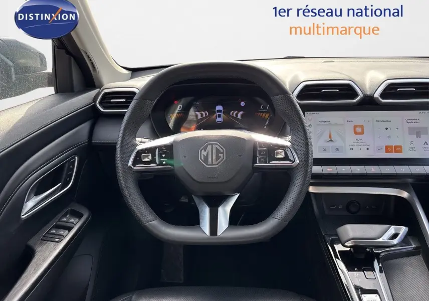 Vue intérieure centrée sur le volant multifonction et le tableau de bord numérique du MG ZS Pebble Black 2025.